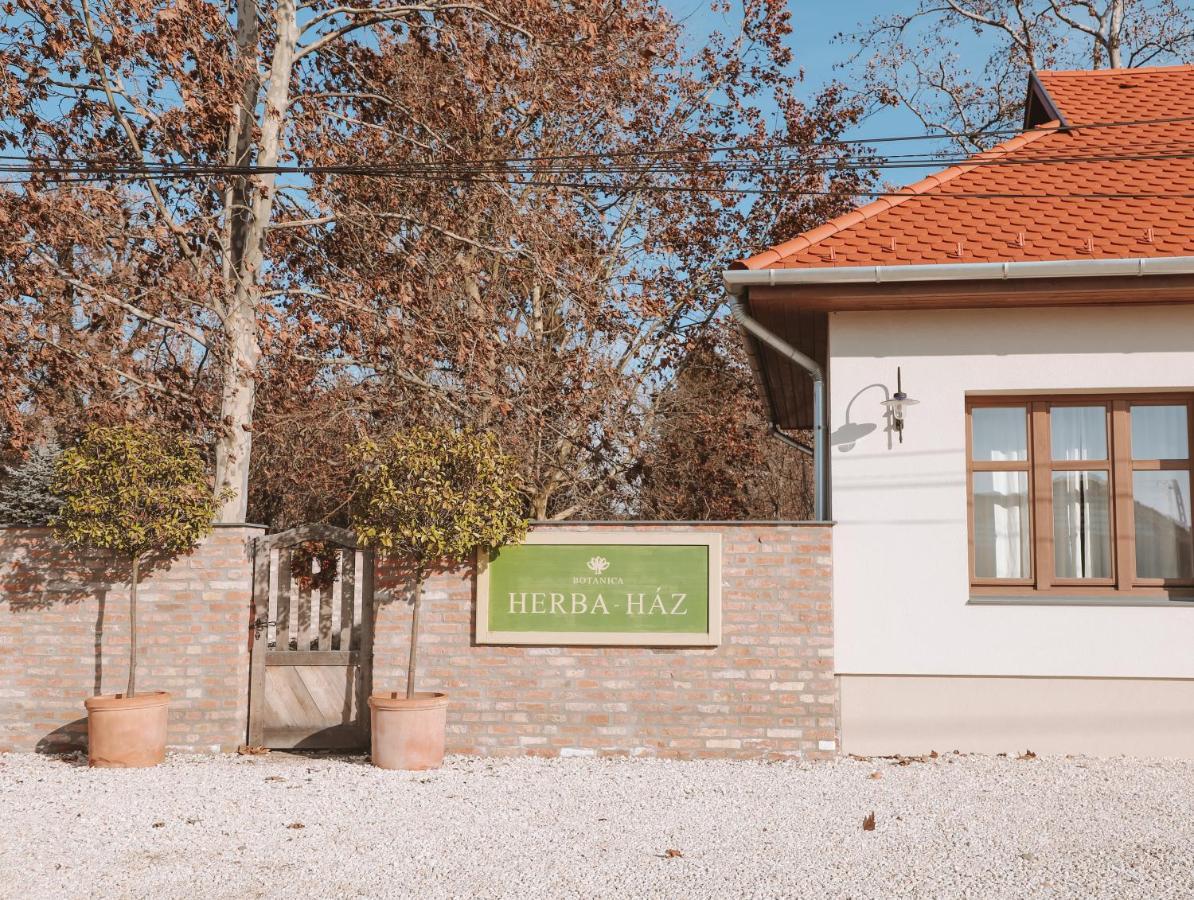 Herba-Haz Bed & Breakfast Danszentmiklos Екстериор снимка